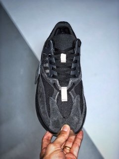 ADIDAS YEEZY 700 "UTILITY BLACK" na internet