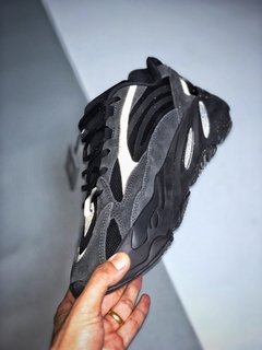 ADIDAS YEEZY 700 "VANTA" na internet