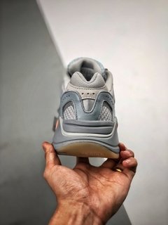 ADIDAS YEEZY V2 700 "INERTIA" na internet