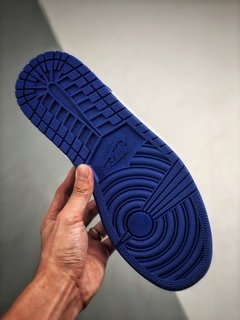 NIKE AIR JORDAN I LOW HYPER ROYAL na internet