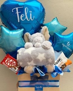 Detalle con Peluche con Manta, Globos de Aire y Golosinas.