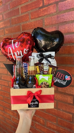 Detalle con salado, cervezas y chocolates.