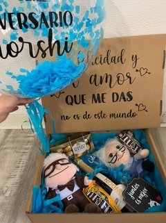 Caja con peluches UP abuelitos, golosinas y globo con helio (N8)