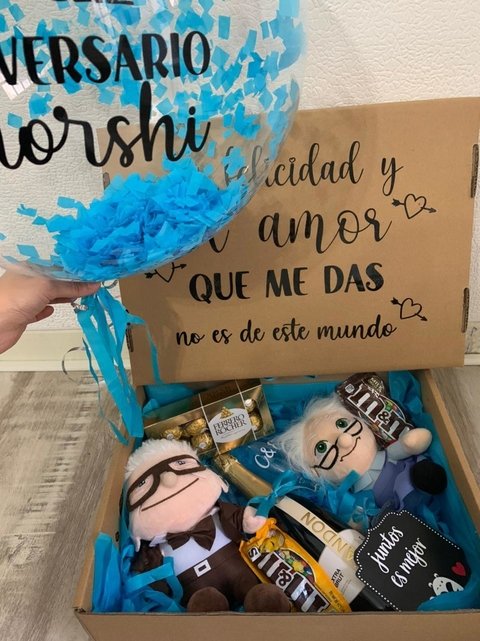 Caja con peluches UP abuelitos, golosinas y globo con helio (N8)