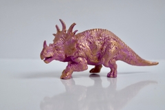 DINO TRICERATOPS ROSA Y DORADO