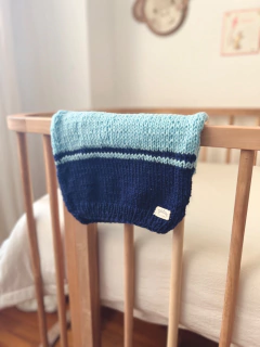 chaleco de lana "Gio" celeste con azul marino - comprar online