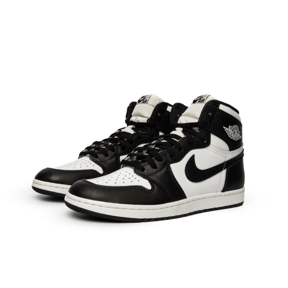 Tênis Air Jordan 1 High Retro '85 na cor preto e branco, com detalhes em couro e logo da marca disponível na Supernova Sneakers