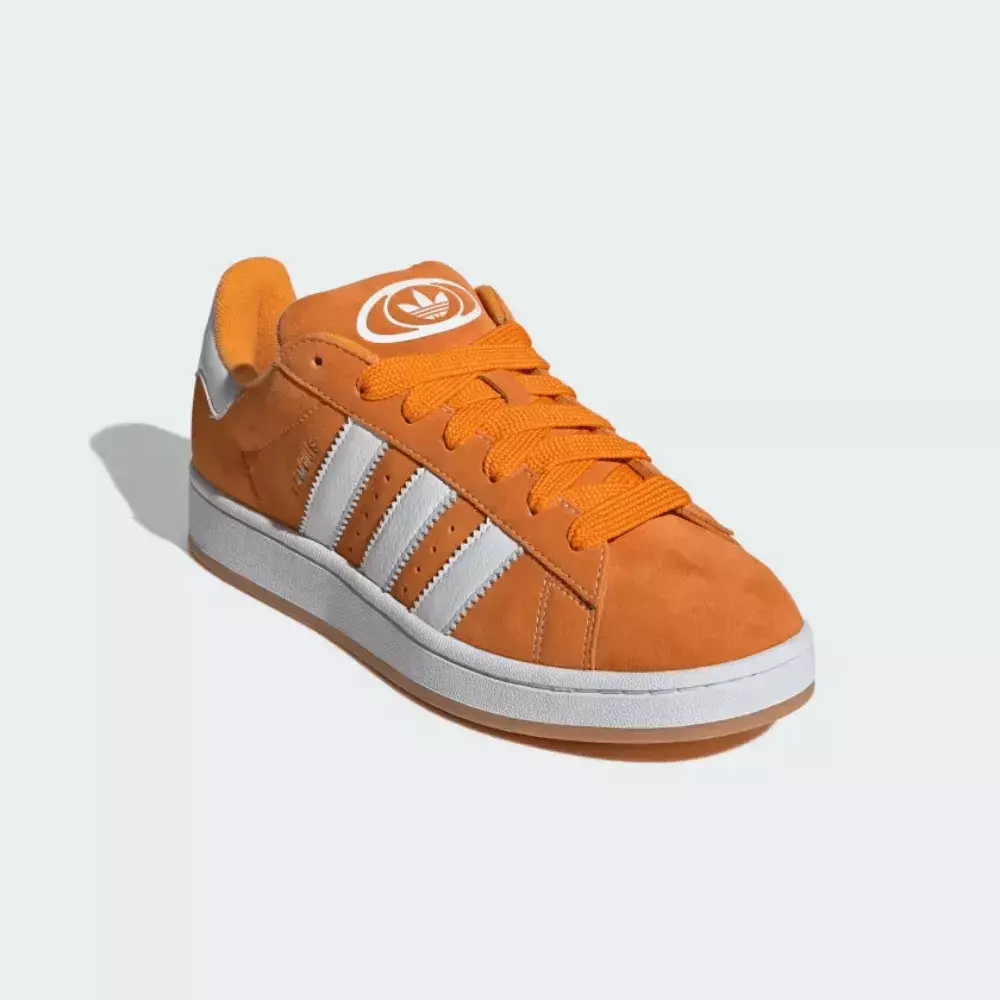 Tênis Adidas Campus 00s na cor laranja, com detalhes em branco e cadarços laranjas.