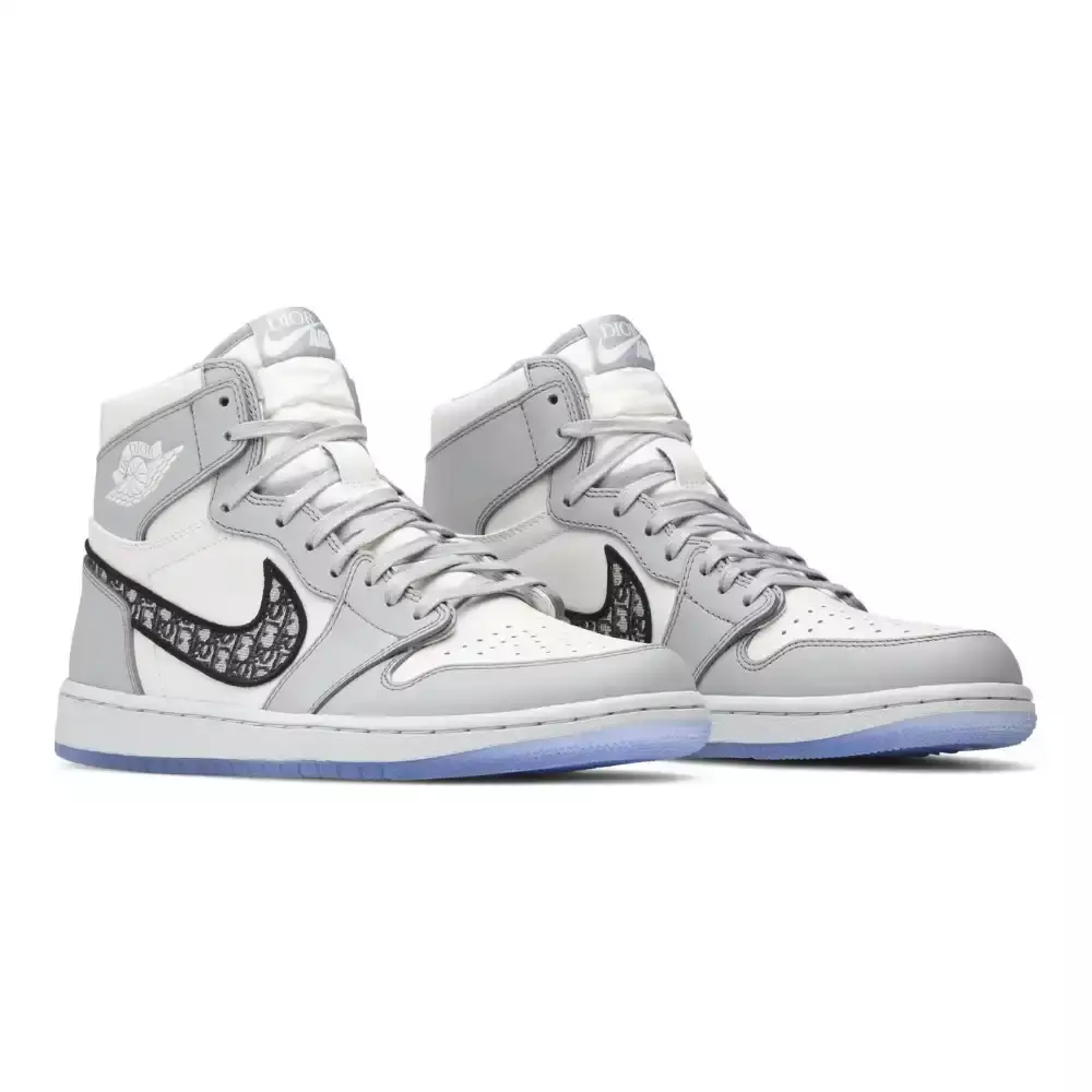 Tênis Air Jordan 1 High x Dior na cor cinza e branco, com detalhes em preto e sola azul disponível na Supernova Sneakers