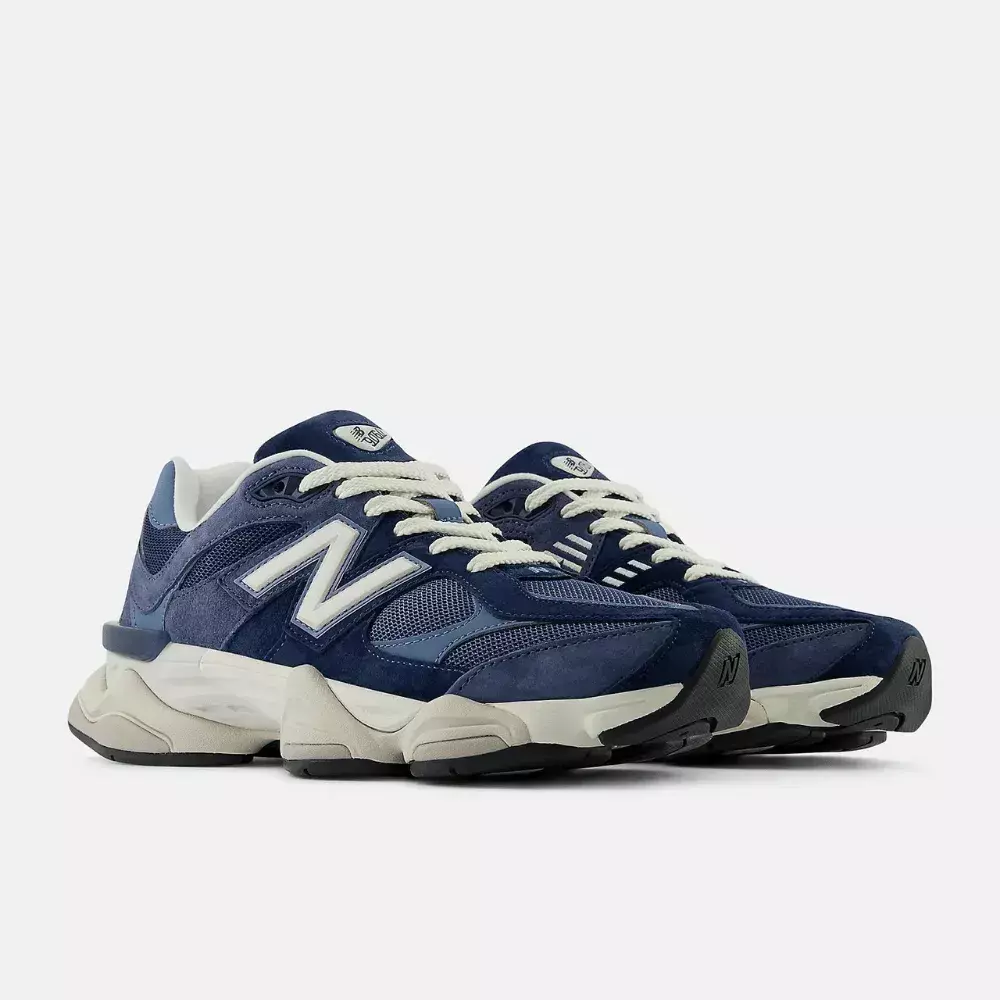 Tênis New Balance 9060 na cor azul e branca, com detalhes em camurça e sola robusta.