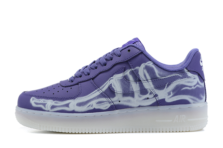 Tênis Nike Air Force 1 "Skelleton Purple" na cor roxa com detalhes em design de esqueleto disponível na Supernova Sneakers