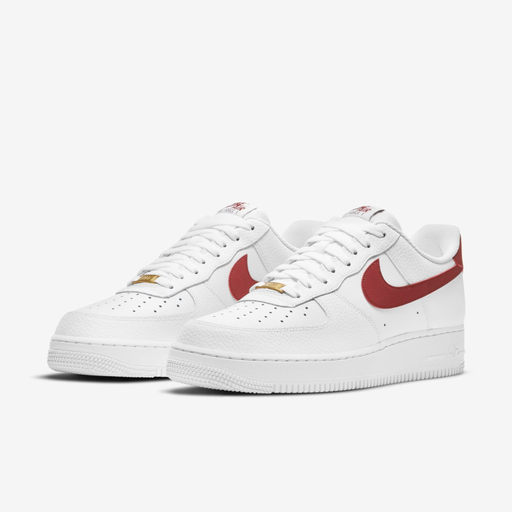 Tênis Nike Air Force 1 na cor branca com detalhes em vermelho, modelo "White Team Red" disponível na Supernova Sneakers