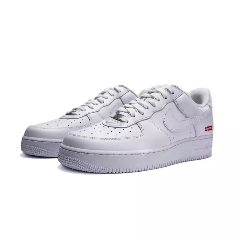 Tênis Nike Air Force 1 "Supreme Box Logo White" na cor branca, com detalhes em vermelho disponível na Supernova Sneakers