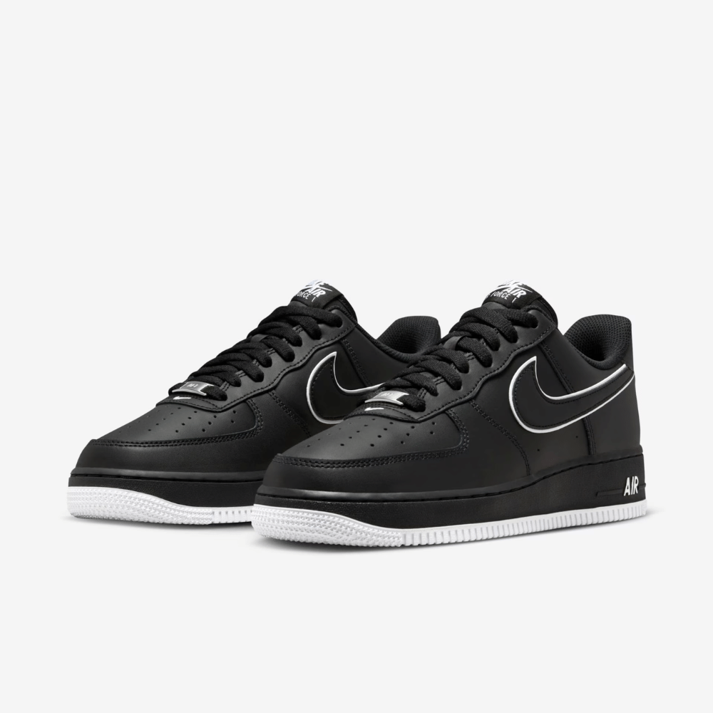 Tênis Nike Air Force 1 na cor preta com detalhes em branco, modelo "Black White 2.0" disponível na Supernova Sneakers