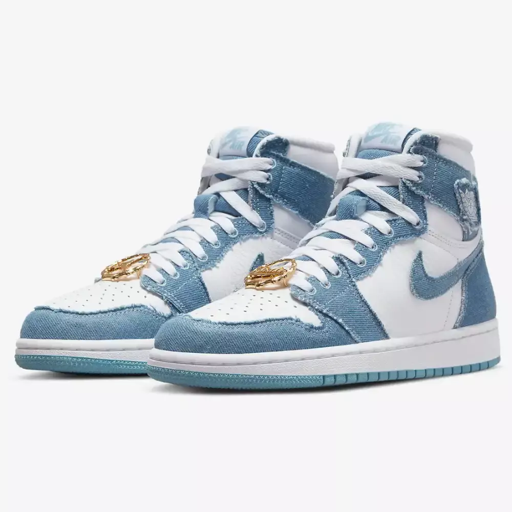 Tênis Air Jordan 1 High "OG Denim" em azul jeans e branco, com detalhes em jeans e logo da Nike disponível na Supernova Sneakers