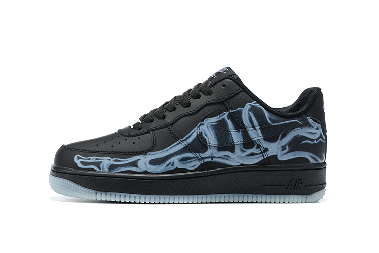 Tênis Nike Air Force 1 "Skelleton Black" na cor preta, com detalhes em design de esqueleto em azul disponível na Supernova Sneakers