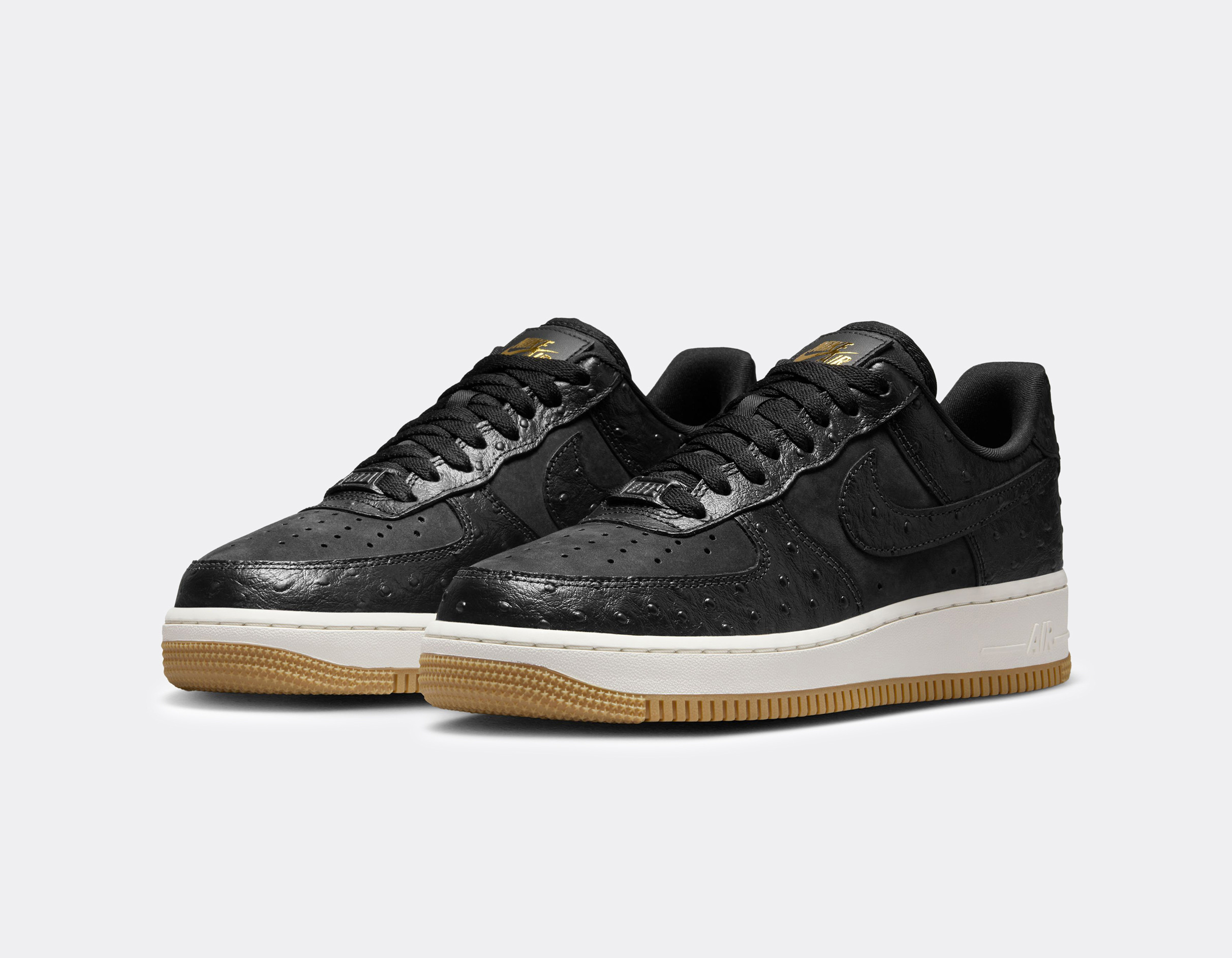 Tênis Nike Air Force 1 "LX Black Ostrich" na cor preta, com detalhes em material de avestruz e sola clara disponível na Supernova Sneakers