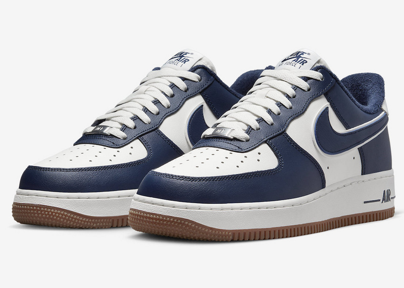 Tênis Nike Air Force 1 "College Pack" na cor azul, com detalhes em branco e sola de borracha disponível na Supernova Sneakers