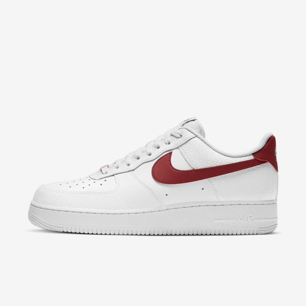 Tênis Nike Air Force 1 na cor branca com detalhes em vermelho, modelo "White Team Red" disponível na Supernova Sneakers