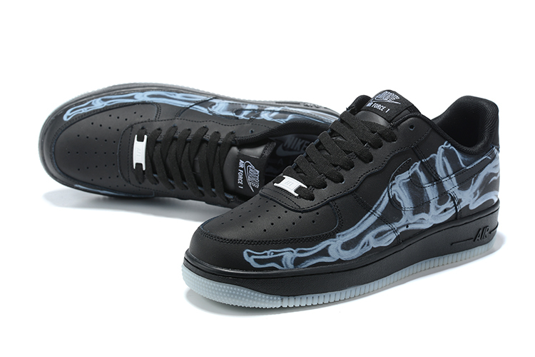 Tênis Nike Air Force 1 "Skelleton Black" na cor preta, com detalhes em design de esqueleto em azul disponível na Supernova Sneakers