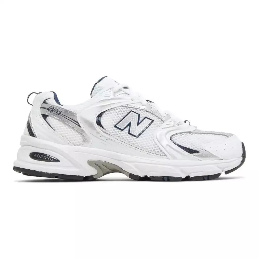 Tênis New Balance 530 na cor branco com detalhes em azul marinho, mostrando o design moderno e esportivo disponível na Supernova Sneakers.