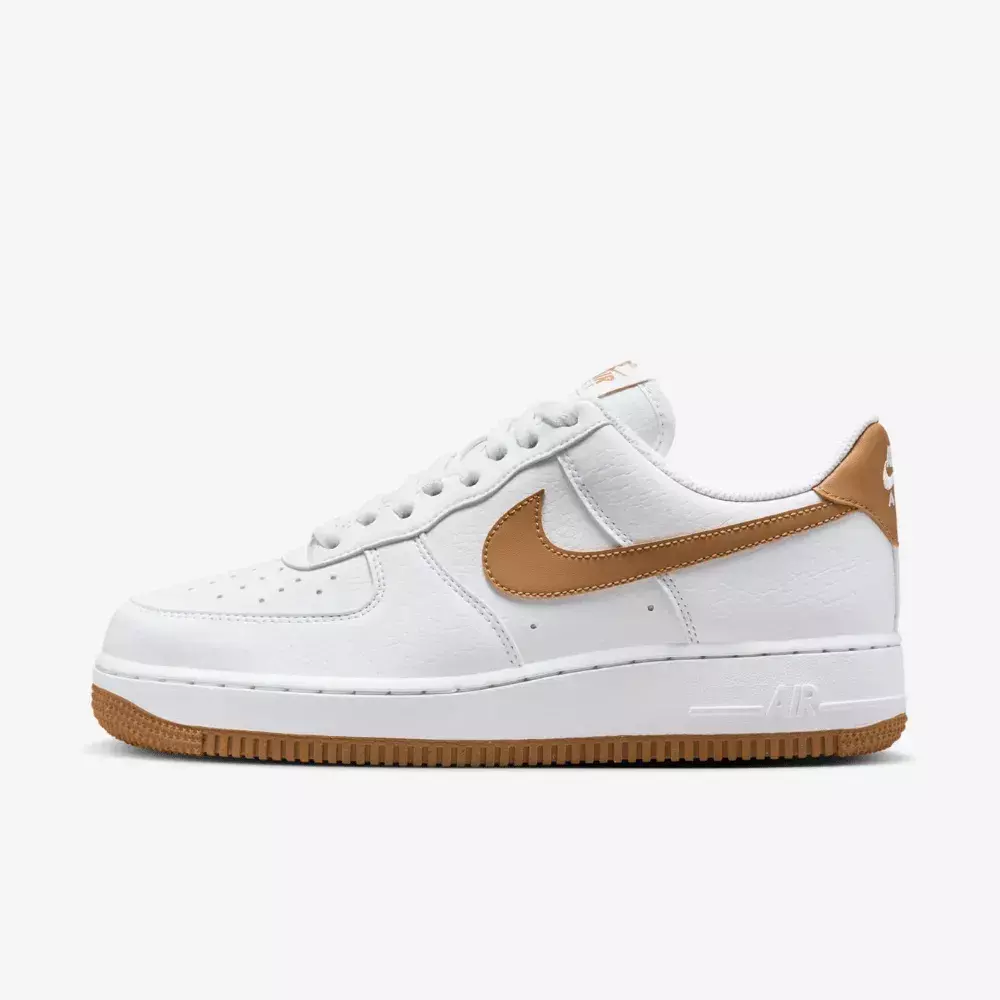 Tênis Nike Air Force 1 "Next Nature" na cor branca com detalhes em Flax disponível na Supernova Sneakers