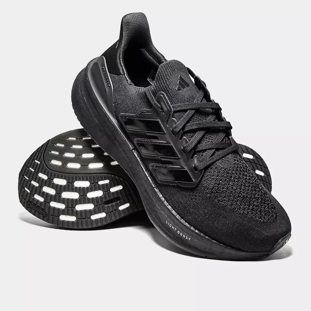 Tênis Adidas Ultraboost 5 na cor preta, com design moderno e sola robusta disponível na Supernova Sneakers.