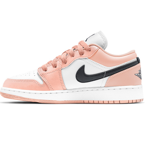 Tênis Nike Air Jordan 1 Low na cor rosa com detalhes em preto e branco, disponível na Supernova Sneakers.