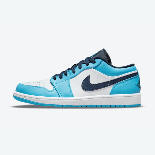 Tênis Nike Air Jordan 1 Low "UNC 2021" na cor azul, com detalhes em branco e azul marinho, disponível na Supernova Sneakers.