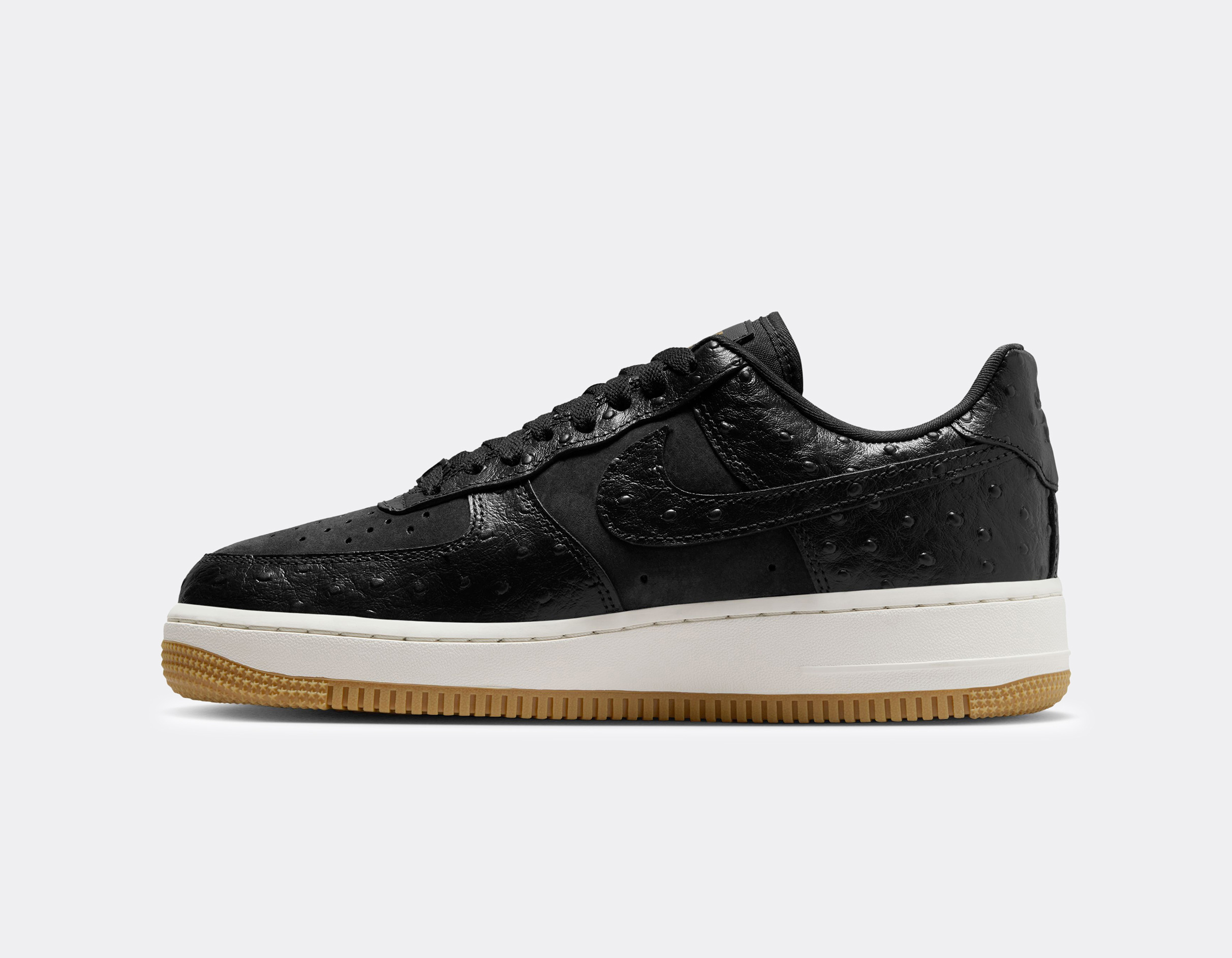 Tênis Nike Air Force 1 "LX Black Ostrich" na cor preta, com detalhes em material de avestruz e sola clara disponível na Supernova Sneakers