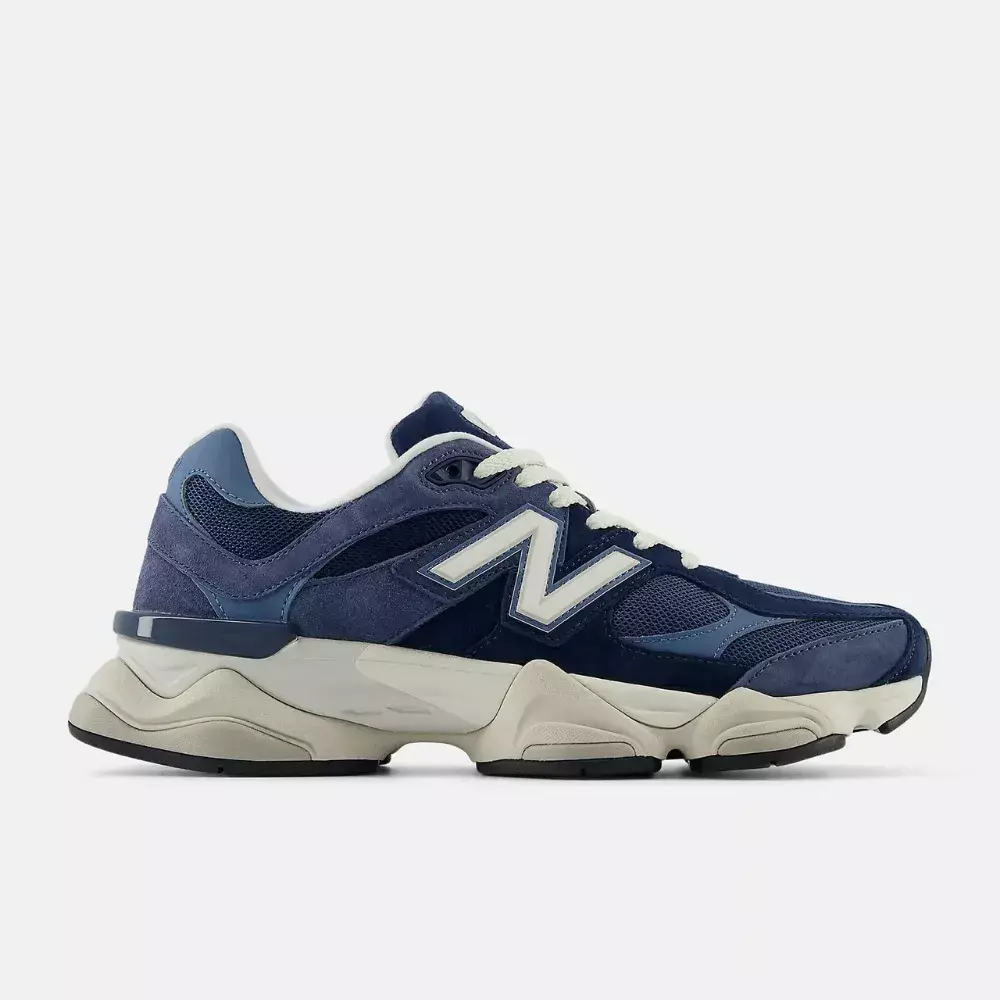 Tênis New Balance 9060 na cor azul e branca, com detalhes em camurça e malha.