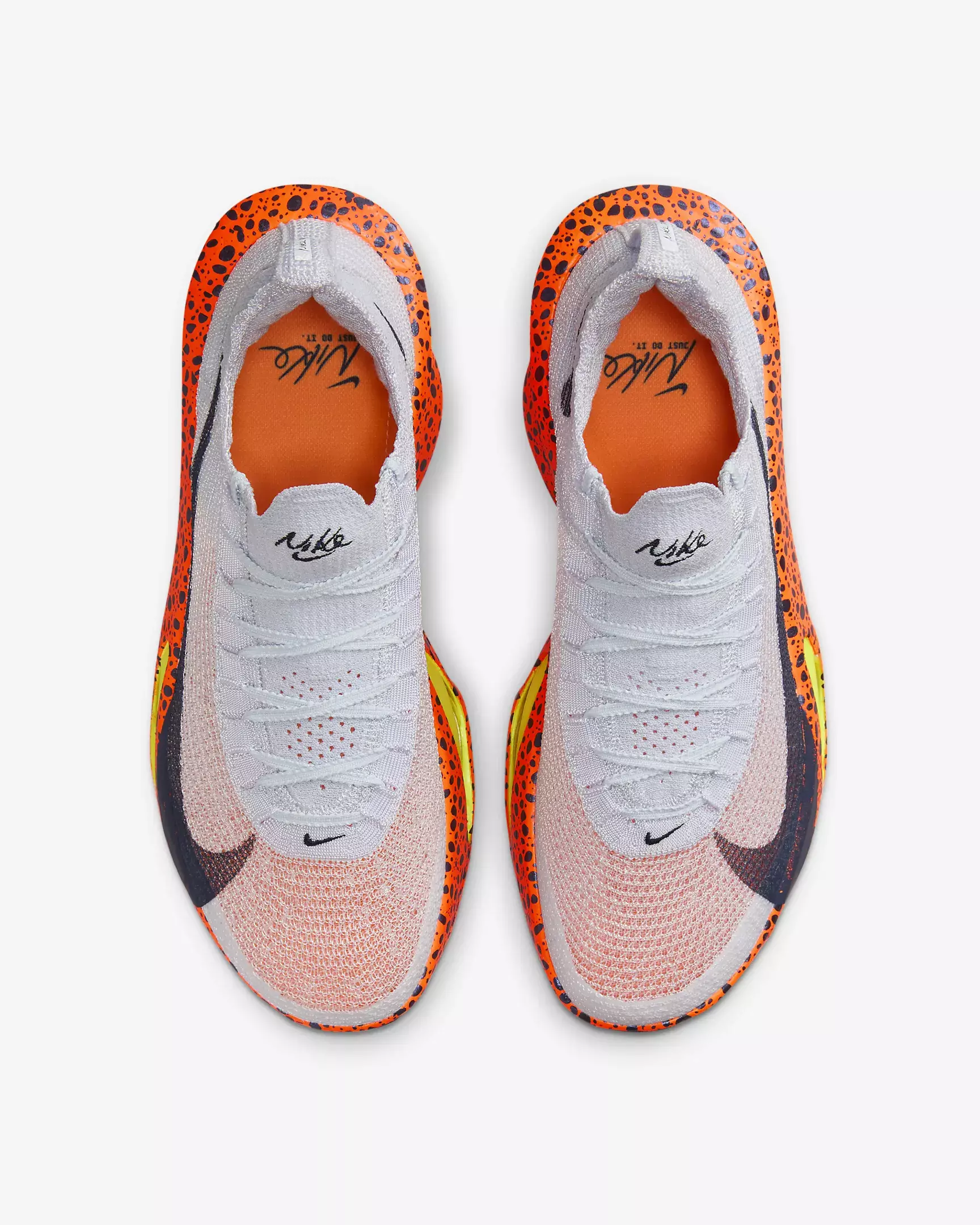 Tênis Nike Air Zoom Alphafly NEXT%3 na cor branco e laranja, exibindo design aerodinâmico e solado com tecnologia de amortecimento, disponível na Supernova Sneakers.