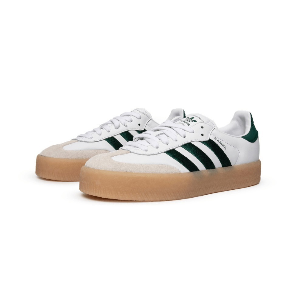 Tênis Adidas Samba na cor branca com detalhes em verde, apresentando solado de borracha clara.