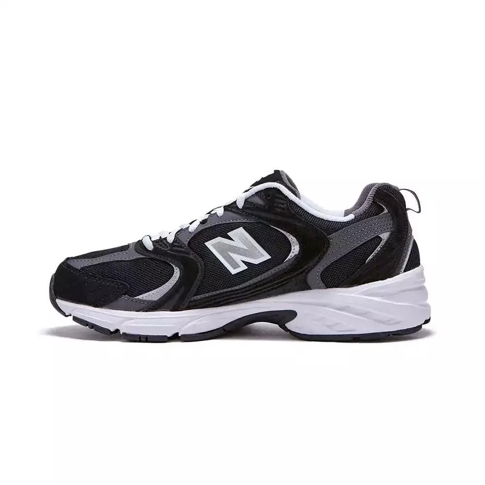 Tênis New Balance 530 na cor preta, com detalhes em branco e cinza, vista lateral disponível na Supernova Sneakers.