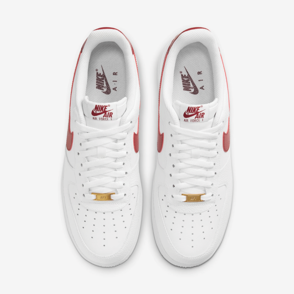 Tênis Nike Air Force 1 na cor branca com detalhes em vermelho, modelo "White Team Red" disponível na Supernova Sneakers