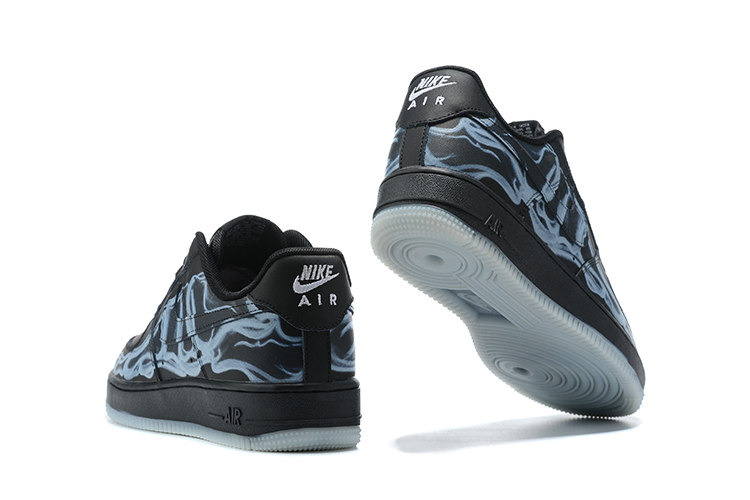 Tênis Nike Air Force 1 "Skelleton Black" na cor preta, com detalhes em design de esqueleto em azul disponível na Supernova Sneakers