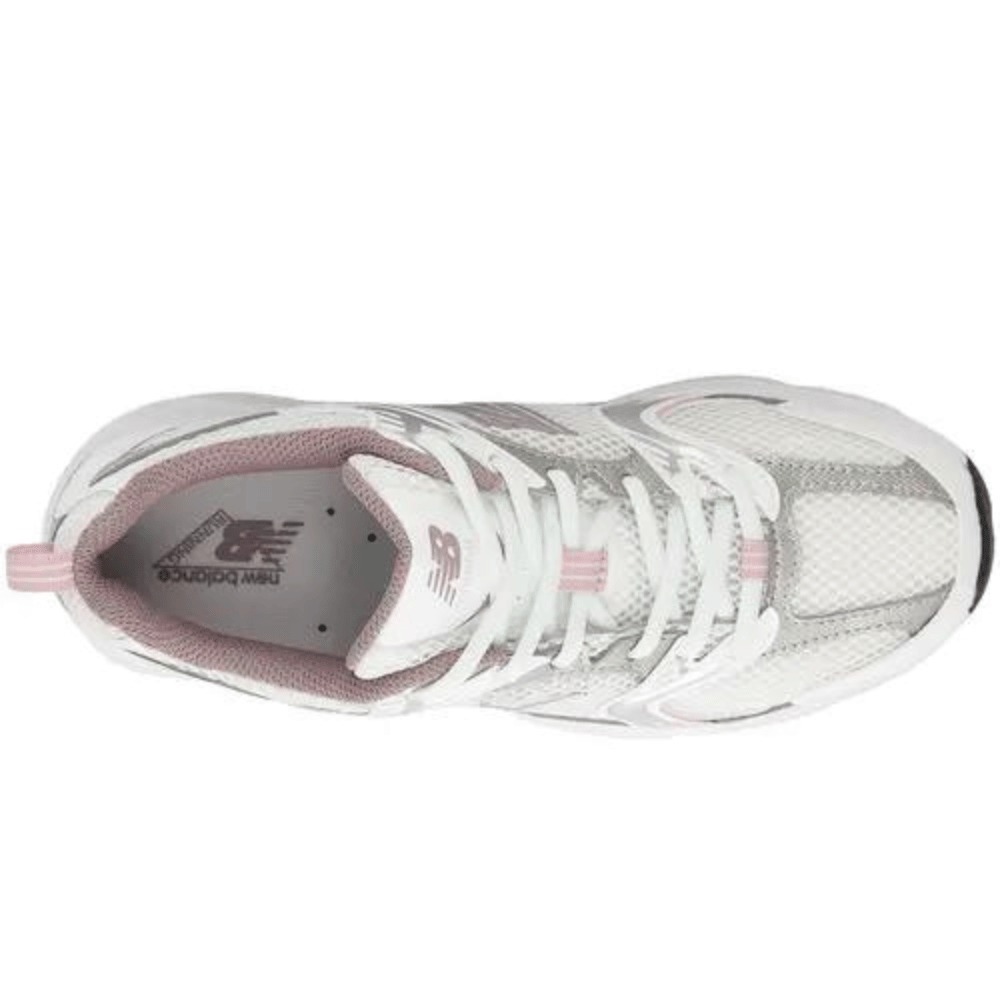 Tênis New Balance 530 na cor branca com detalhes em prata e rosa, modelo esportivo com design moderno disponível na Supernova Sneakers.