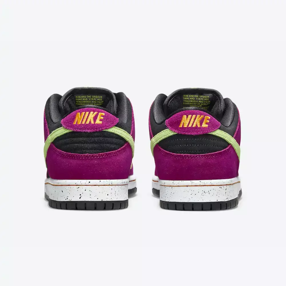 Vista traseira dos Tênis Nike Dunk Low "Red Plum" na cor roxa, com detalhes em verde e preto.