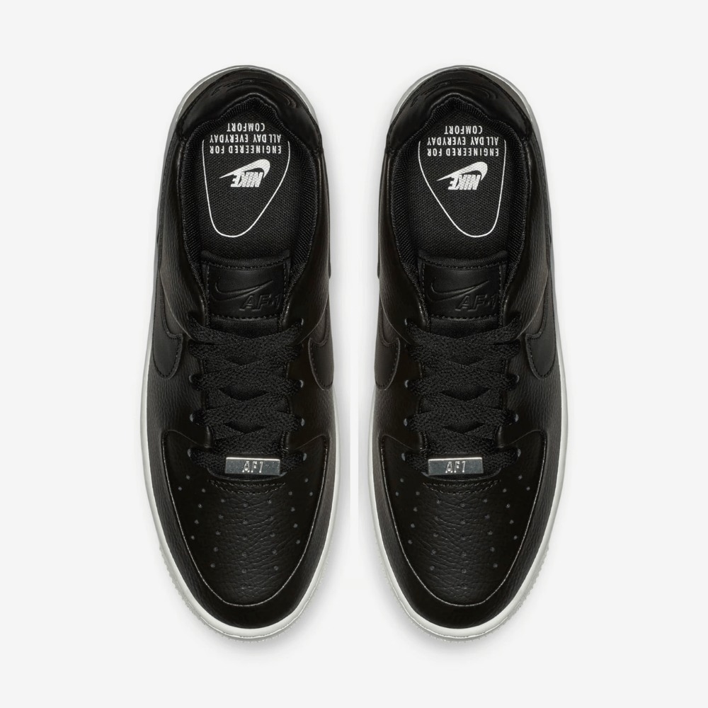 Imagem do Tênis Nike Air Force 1 "Sage Low Black White" na cor preta com detalhes em branco disponível na Supernova Sneakers