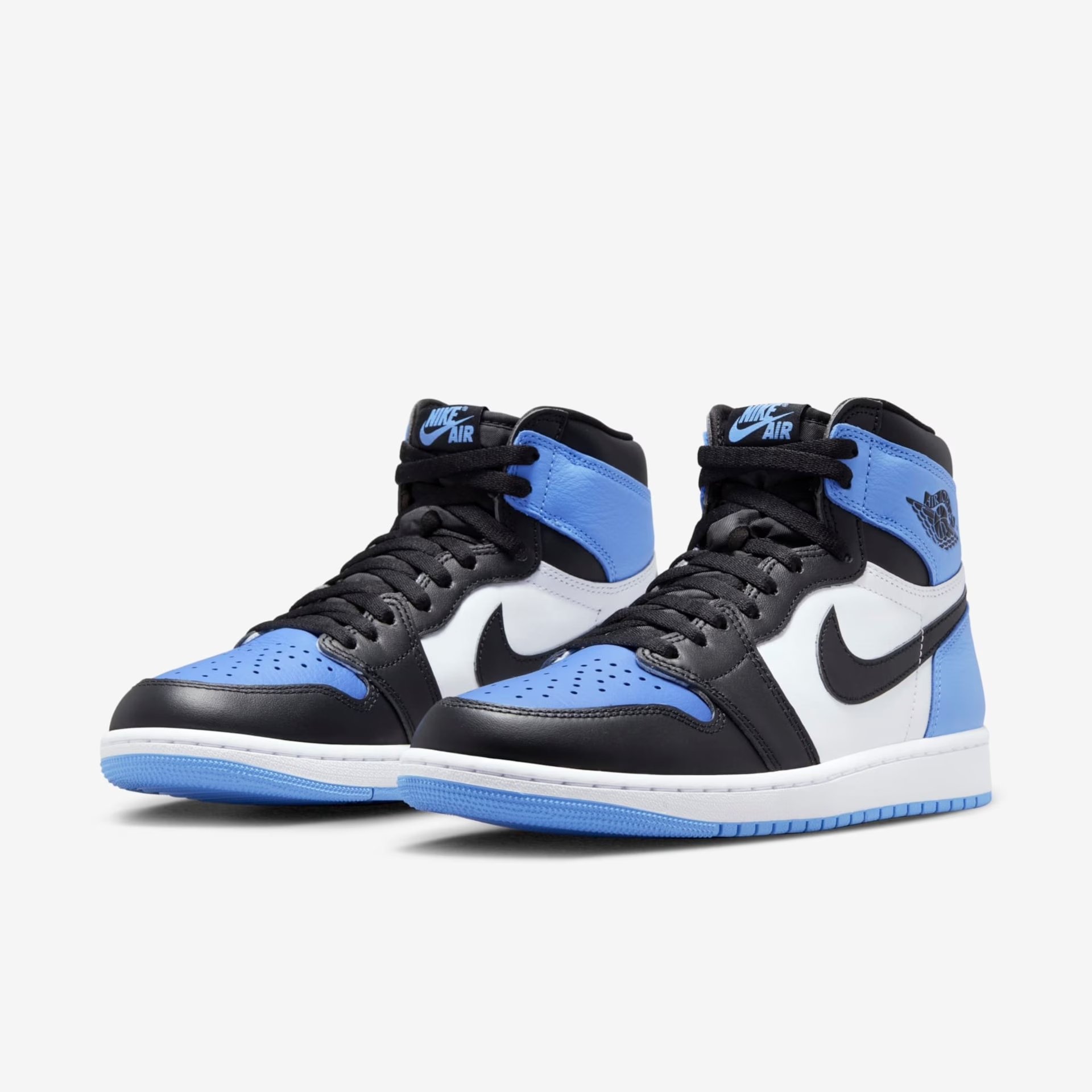 Tênis Air Jordan 1 High nas cores preto e azul claro, com detalhes em branco e logo na parte posterior disponível na Supernova Sneakers