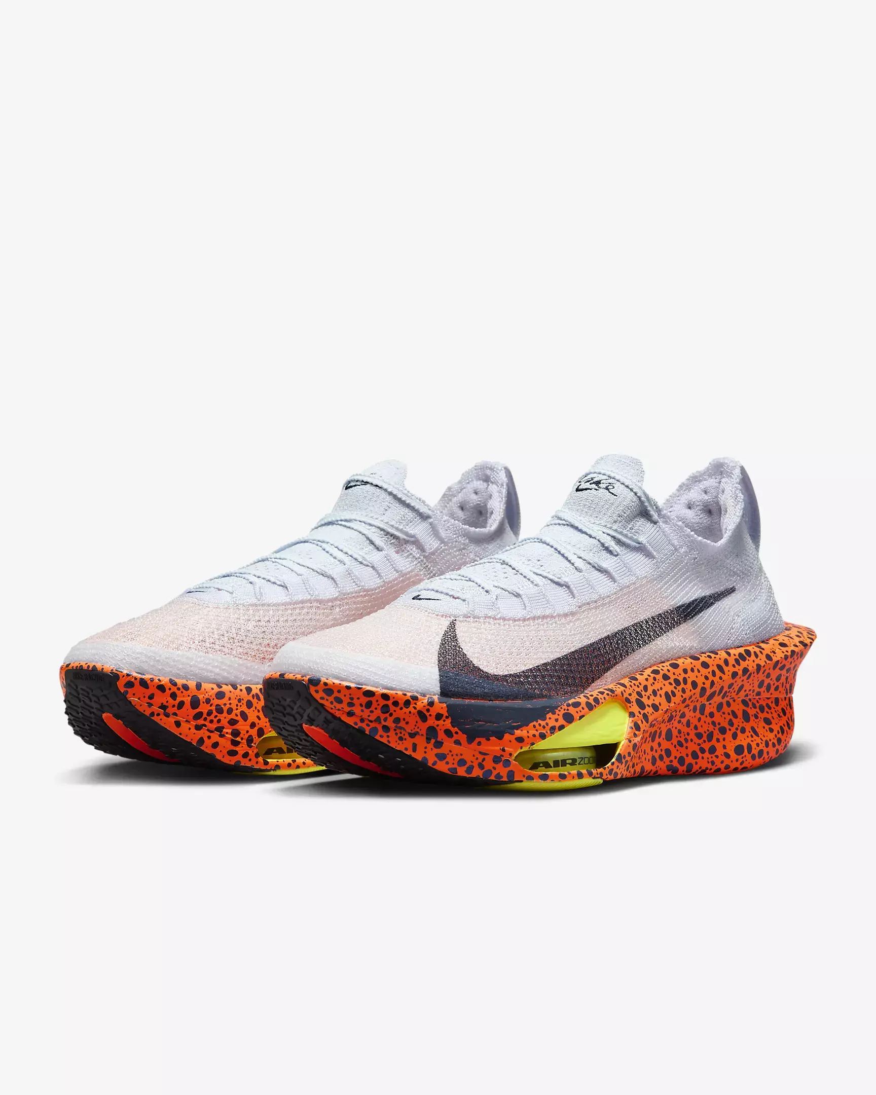 Tênis Nike Air Zoom Alphafly NEXT%3 na cor branco e laranja, exibindo design aerodinâmico e solado com tecnologia de amortecimento, disponível na Supernova Sneakers.