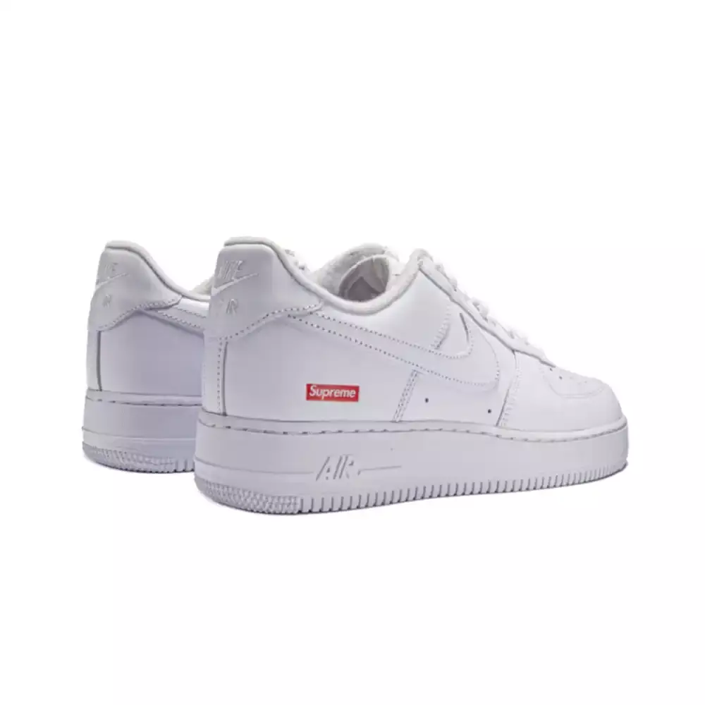 Tênis Nike Air Force 1 "Supreme Box Logo White" na cor branca, com detalhes em vermelho disponível na Supernova Sneakers