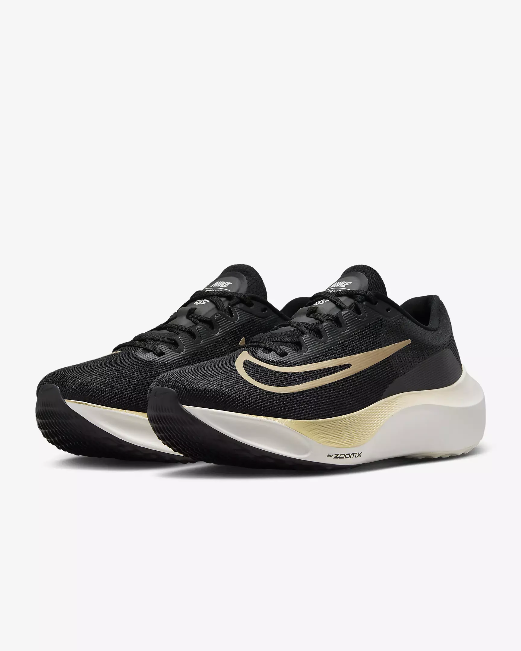 Tênis Nike Zoom Fly 5 na cor preta com detalhes em dourado, ideal para corridas, disponível na Supernova Sneakers.