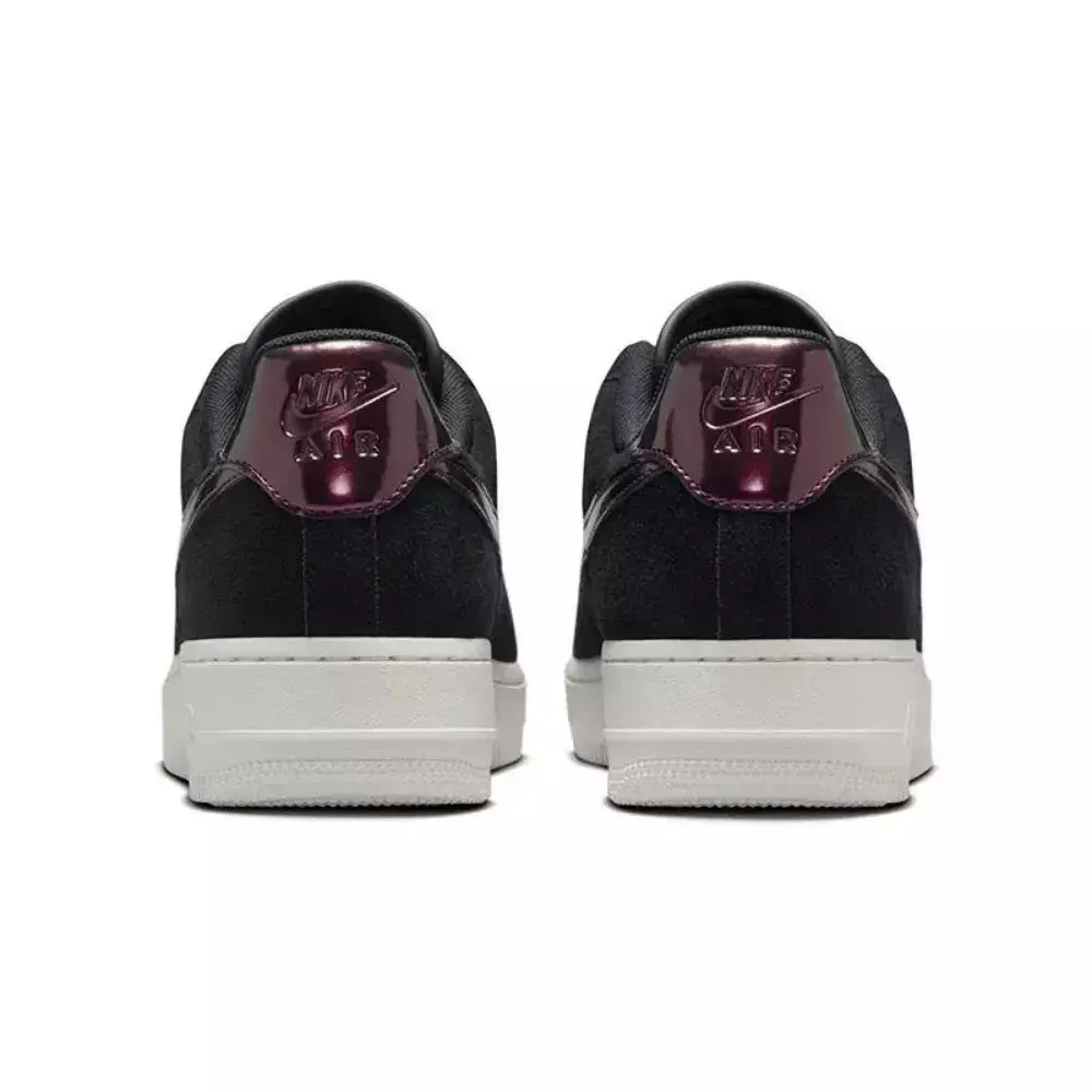 Tênis Nike Air Force 1 "Eggplant Swoosh Black" na cor preta, com detalhes em roxo e sola branca disponível na Supernova Sneakers