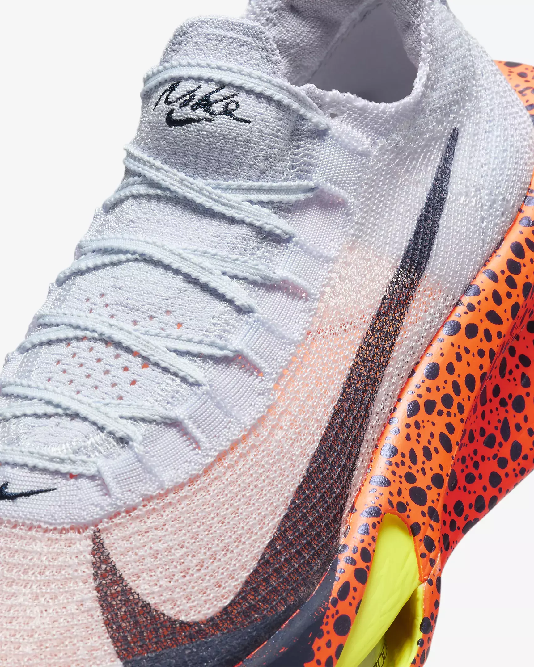 Tênis Nike Air Zoom Alphafly NEXT%3 na cor branco e laranja, exibindo design aerodinâmico e solado com tecnologia de amortecimento, disponível na Supernova Sneakers.