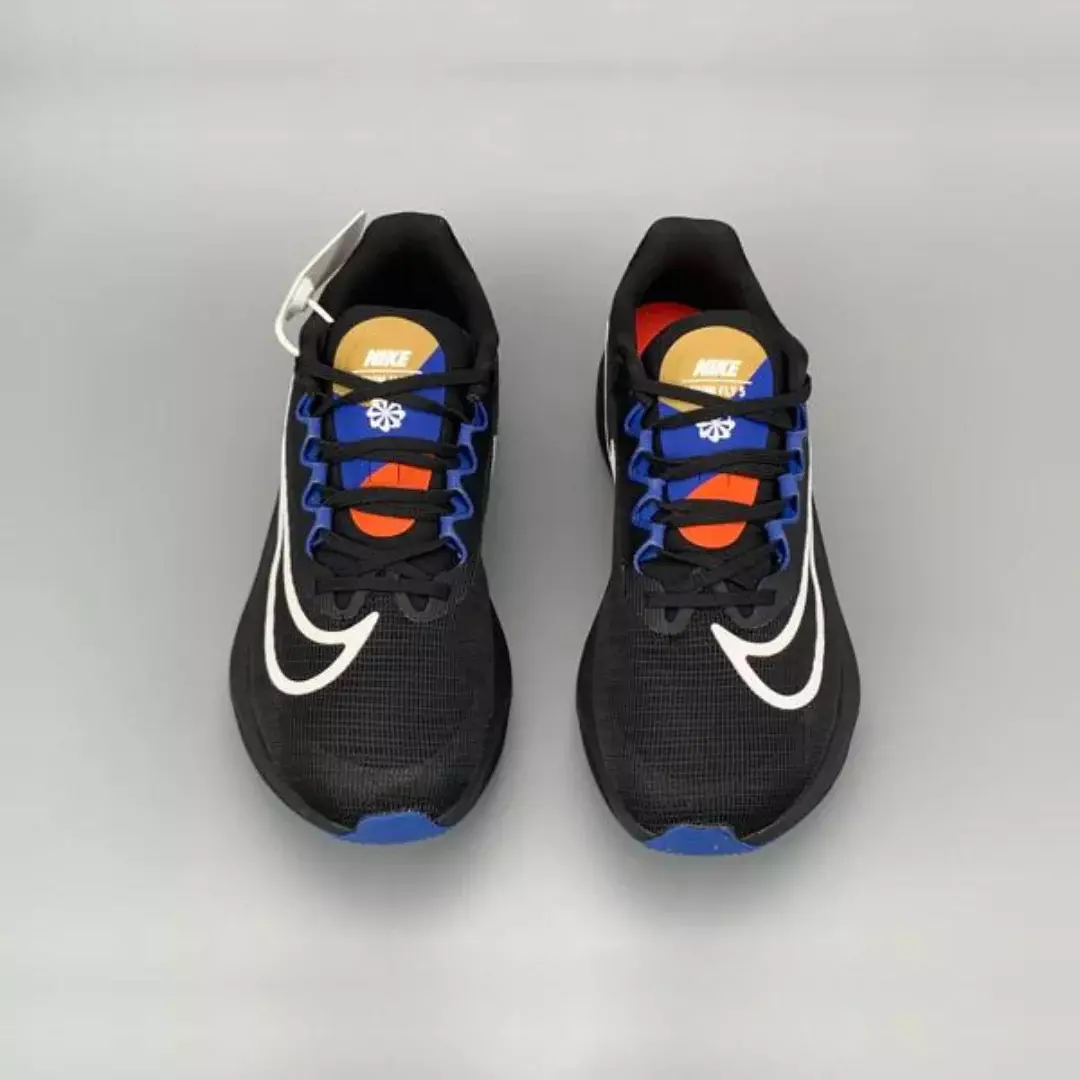 Tênis Nike Zoom Fly 5 na cor preta e azul, com detalhes em vermelho e branco, ideal para corridas, disponível na Supernova Sneakers.