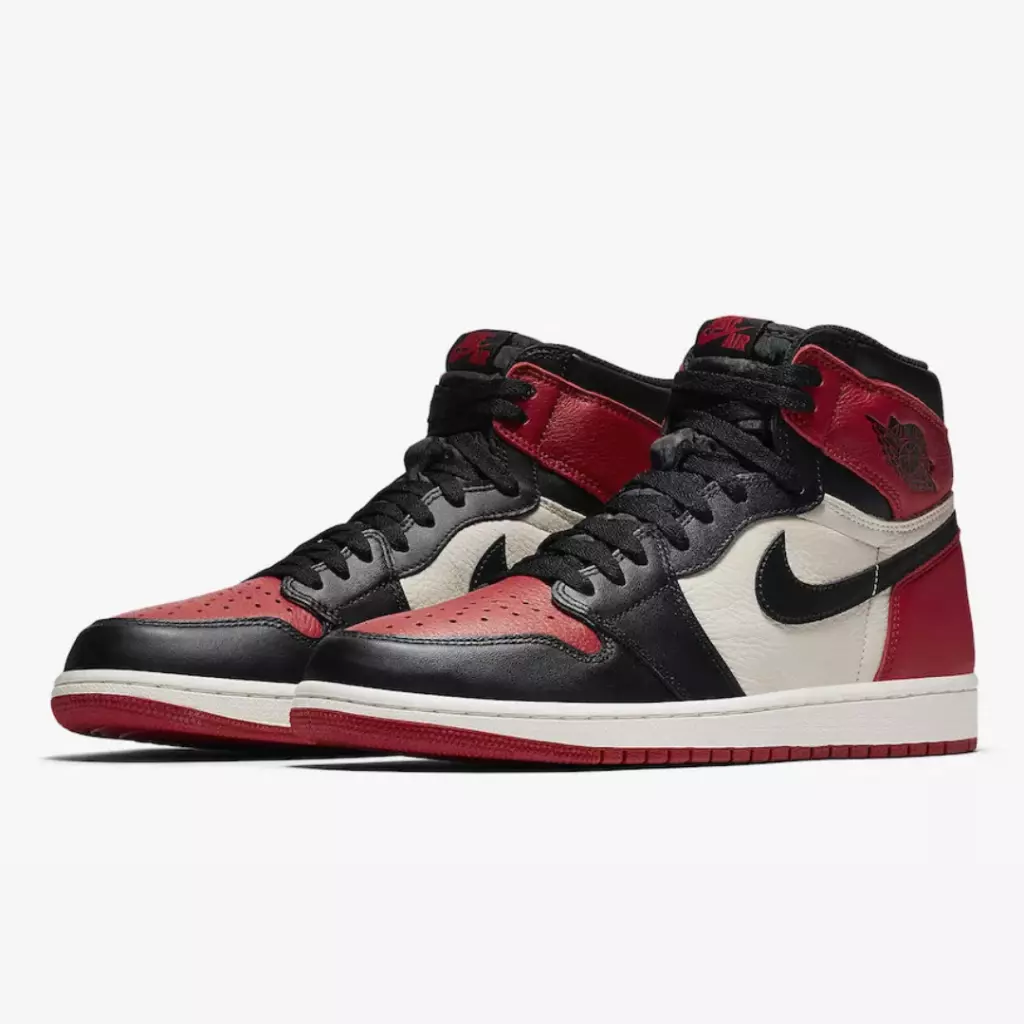 Tenis Air Jordan 1 High "Bred Toe" nas cores preto, vermelho e branco, com detalhes em couro disponível na Supernova Sneakers