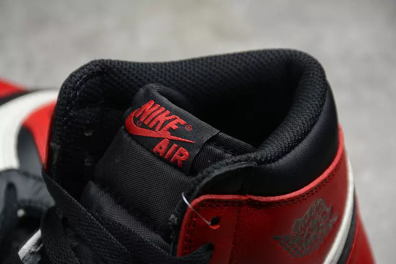 Tenis Air Jordan 1 High "Bred Toe" nas cores preto, vermelho e branco, com detalhes em couro disponível na Supernova Sneakers