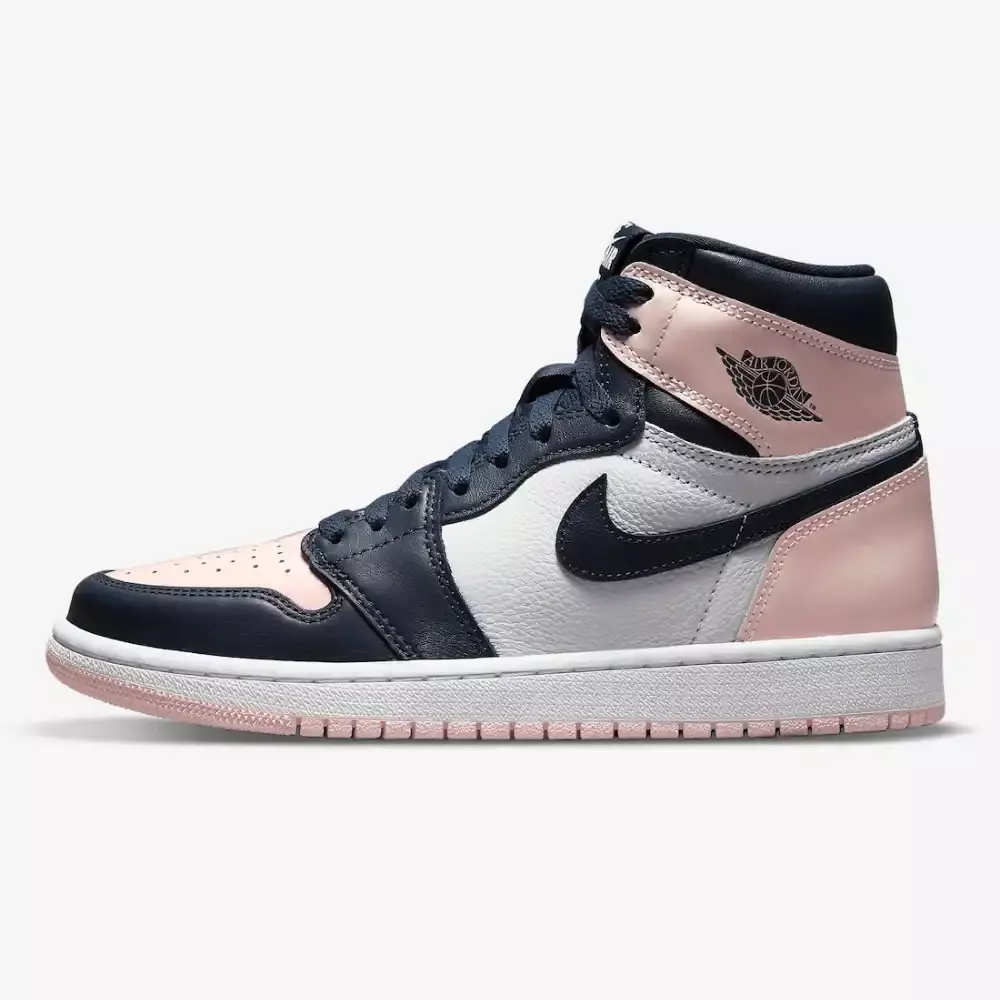 Tênis Air Jordan 1 High "Atmosphere" nas cores rosa e azul marinho, com detalhes em couro e logo da Air Jordan disponível na Supernova Sneakers